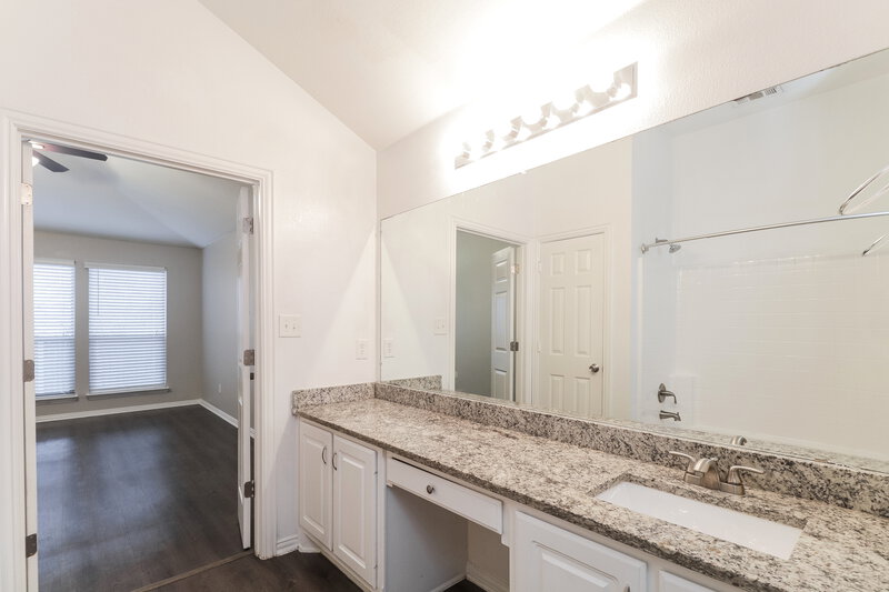 2,190/Mo, 9308 Cynthia Ct Fort Worth, TX 76140 Main Bathroom View 2