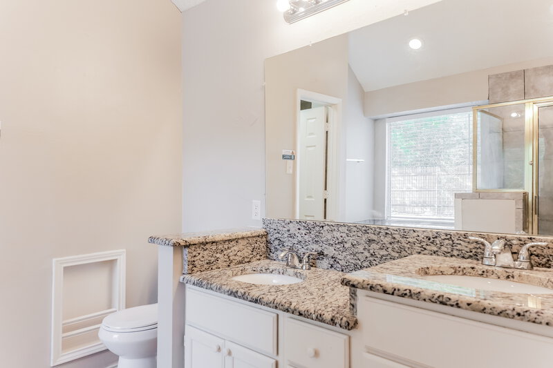 2,050/Mo, 7608 Honeybee Lane Fort Worth, TX 76137 Main Bathroom View