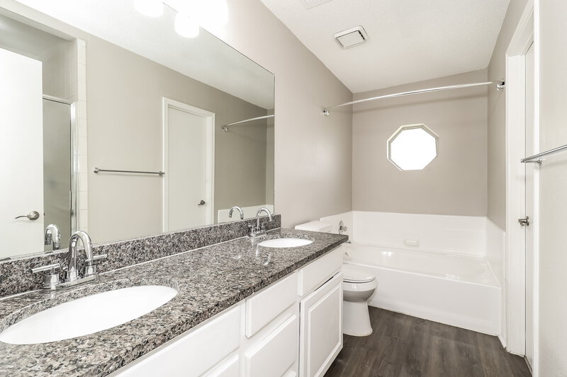 2,235/Mo, 900 Vicksburg Ln Burleson, TX 76028 Main Bathroom View