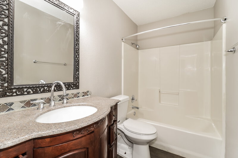2,235/Mo, 900 Vicksburg Ln Burleson, TX 76028 Bathroom View