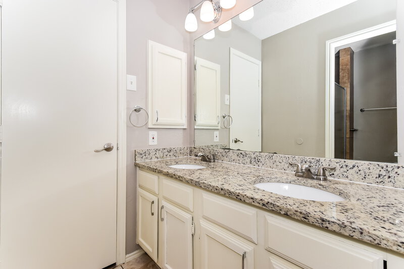 2,050/Mo, 1000 Old Barn Lane Mesquite, TX 75149 Main Bathroom View
