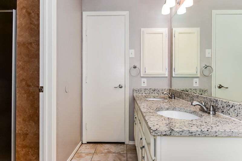 2,050/Mo, 1000 Old Barn Lane Mesquite, TX 75149 Main Bathroom View 2