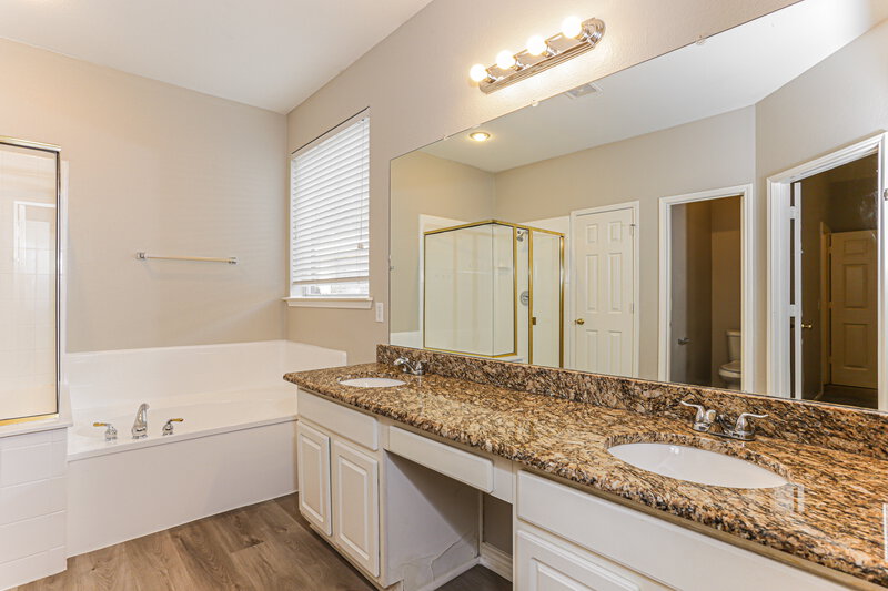 2,565/Mo, 1630 Redwood Drive Corinth, TX 76210 Main Bathroom View