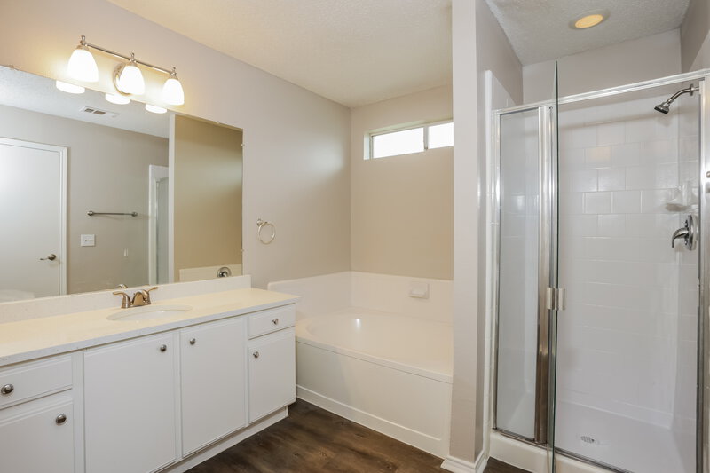 2,320/Mo, 1506 Clemson Drive Glenn Heights, TX 75154 Main Bathroom View