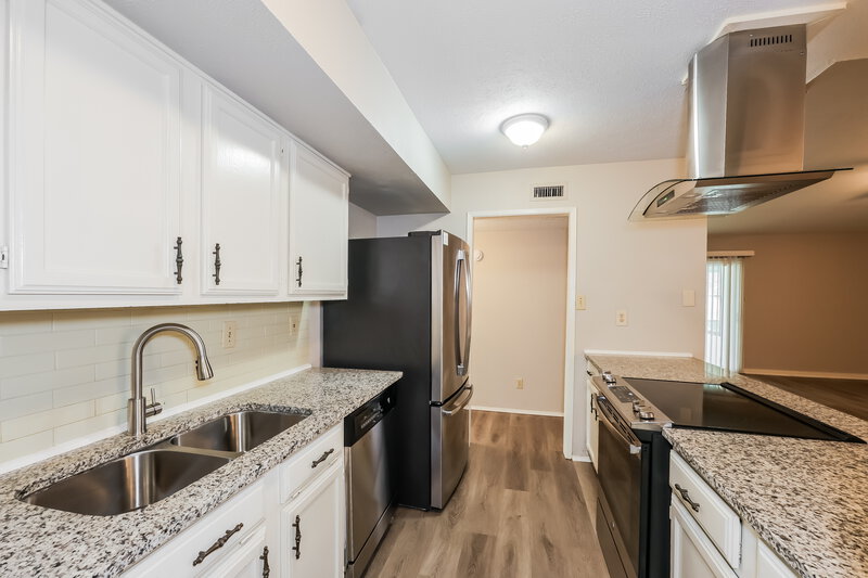 1,725/Mo, 4221 Sweetgum Way Fort Worth, TX 76133 Kitchen View