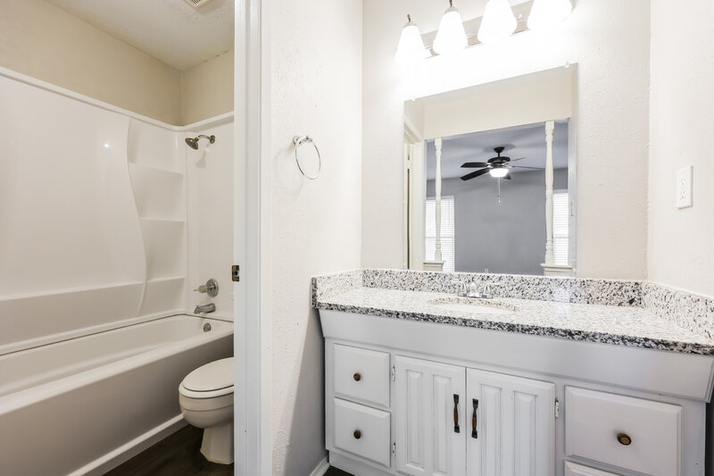 1,725/Mo, 4221 Sweetgum Way Fort Worth, TX 76133 Main Bathroom View
