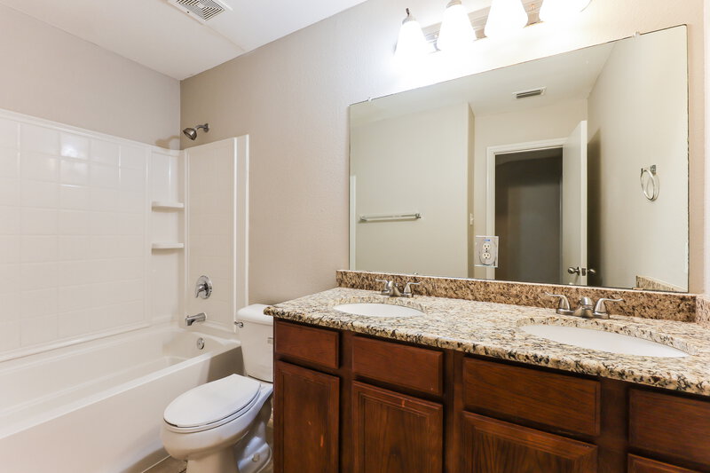 1,900/Mo, 1917 Indian Lilac Drive Lancaster, TX 75146 Bathroom View