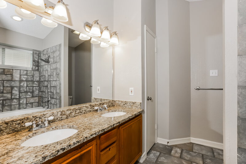 2,230/Mo, 4326 Walsh Grand Prairie, TX 75052 Main Bathroom View