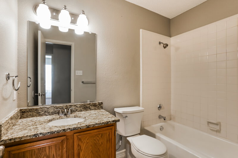 2,230/Mo, 4326 Walsh Grand Prairie, TX 75052 Bathroom View