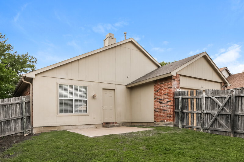 2,230/Mo, 4326 Walsh Grand Prairie, TX 75052 Rear View 2