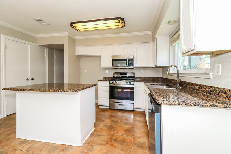 2,705/Mo, 2907 Stinwick Lane Grand Prairie, TX 75052 Kitchen View