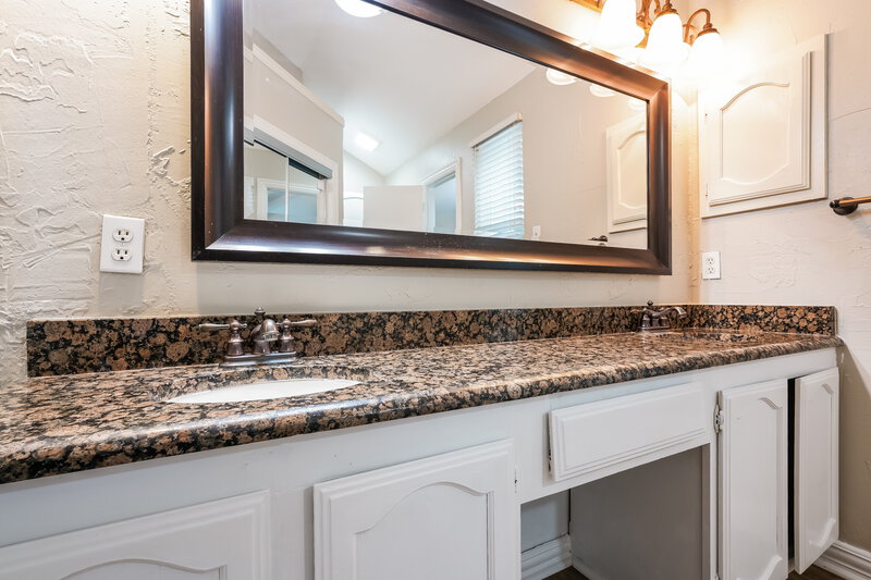 2,550/Mo, 2907 Stinwick Lane Grand Prairie, TX 75052 Main Bathroom View