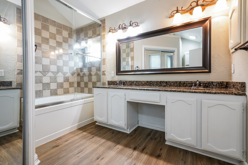 2,550/Mo, 2907 Stinwick Lane Grand Prairie, TX 75052 Main Bathroom View 2