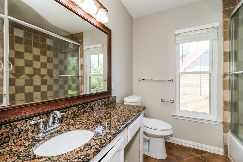 2,705/Mo, 2907 Stinwick Lane Grand Prairie, TX 75052 Bathroom View