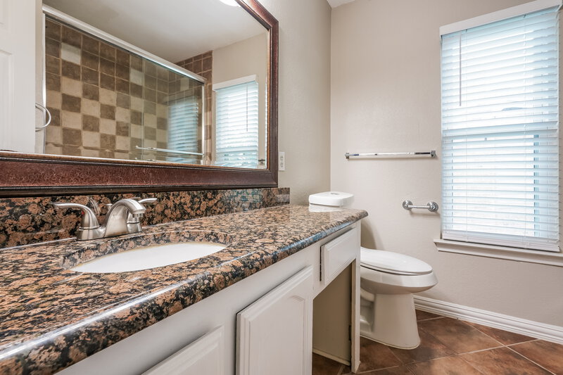 2,550/Mo, 2907 Stinwick Lane Grand Prairie, TX 75052 Bathroom View