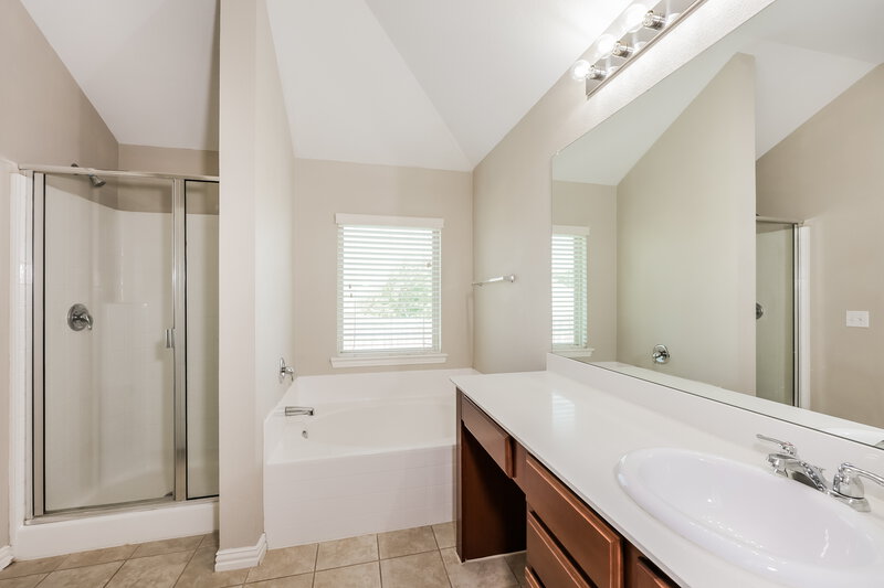 2,430/Mo, 4929 Lemon Grove Drive Fort Worth, TX 76135 Main Bathroom View