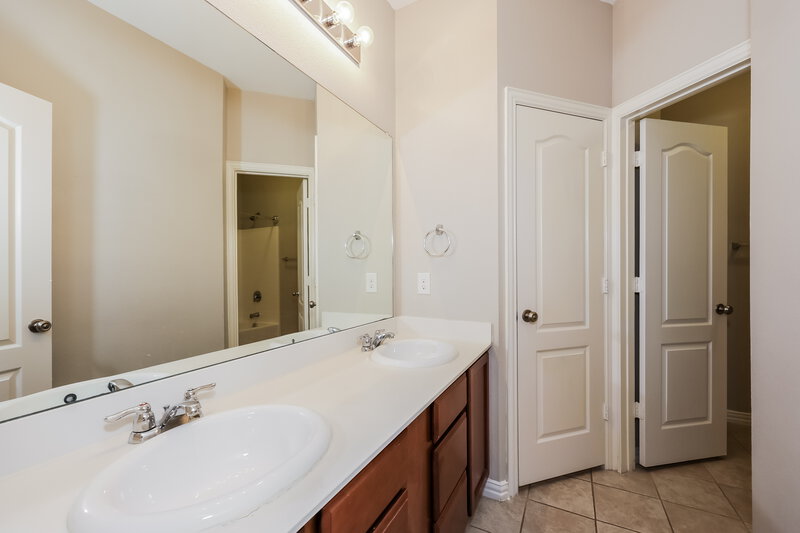2,430/Mo, 4929 Lemon Grove Drive Fort Worth, TX 76135 Main Bathroom View 2