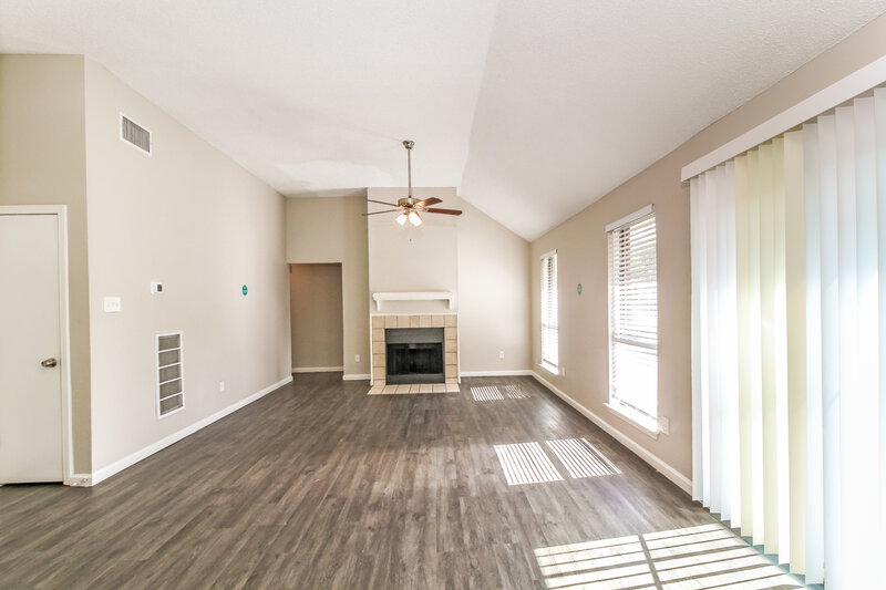 2,235/Mo, 1418 Ardmore Dr Arlington, TX 76018 Living Room View 2
