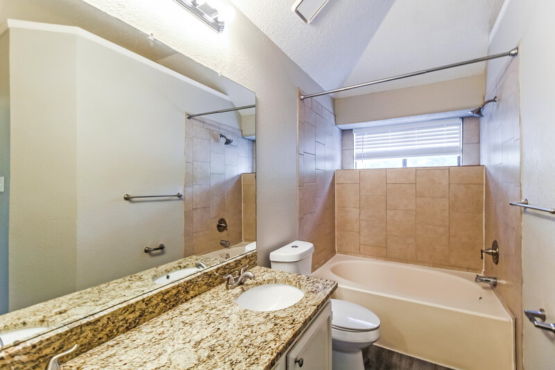 2,235/Mo, 1418 Ardmore Dr Arlington, TX 76018 Main Bathroom View