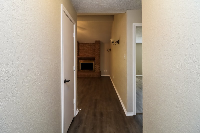 1,950/Mo, 721 Owens Drive Crowley, TX 76036 Foyer View