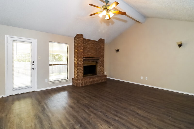 1,950/Mo, 721 Owens Drive Crowley, TX 76036 Living Room View