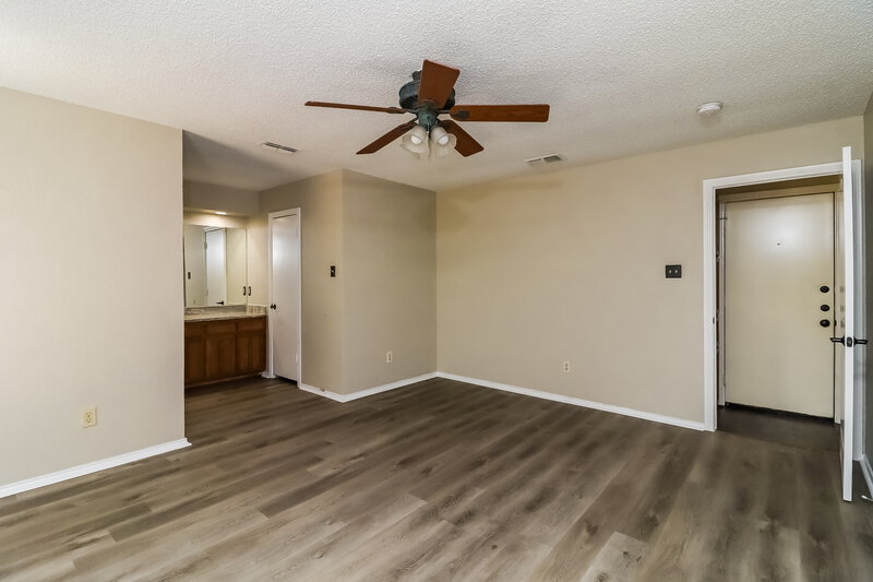 1,950/Mo, 721 Owens Drive Crowley, TX 76036 Main Bathroom View
