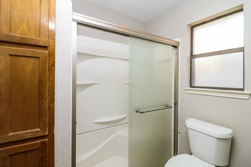 1,950/Mo, 721 Owens Drive Crowley, TX 76036 Main Bathroom View 2