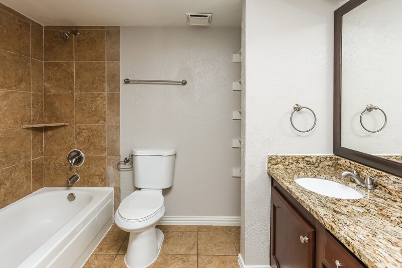 2,205/Mo, 458 Rainier Drive Cedar Hill, TX 75104 Main Bathroom View