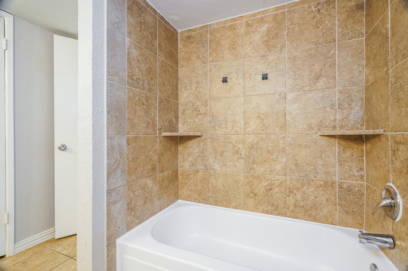 2,180/Mo, 458 Rainier Street Cedar Hill, TX 75104 Main Bathroom View