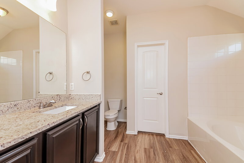 2,400/Mo, 14108 Pioneer Bluffs Road Balch Springs, TX 75181 Main Bathroom View