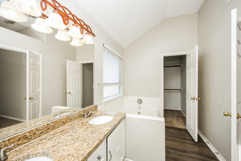 2,445/Mo, 2317 Cromwell Drive Arlington, TX 76018 Main Bathroom View