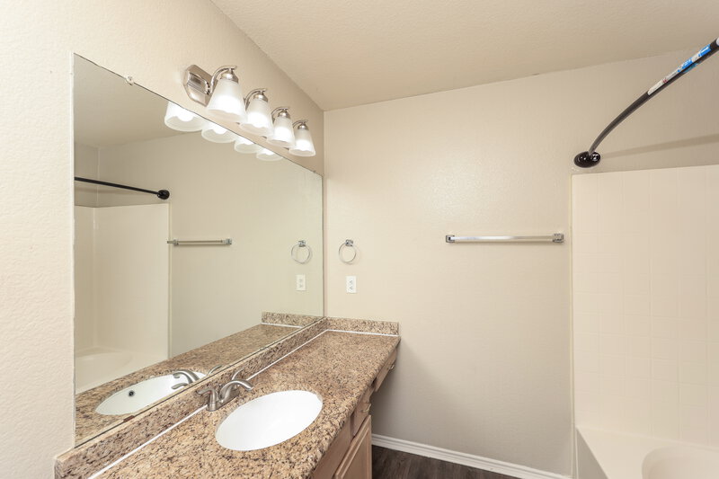 1,955/Mo, 2841 Saint Croix Ave Lancaster, TX 75146 Main Bathroom View