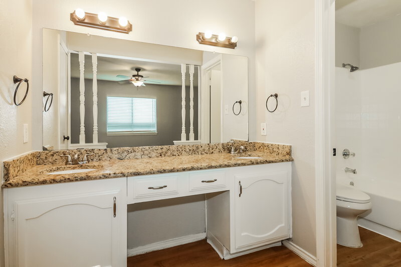 2,040/Mo, 428 Matterhorn Street Cedar Hill, TX 75104 Main Bathroom View