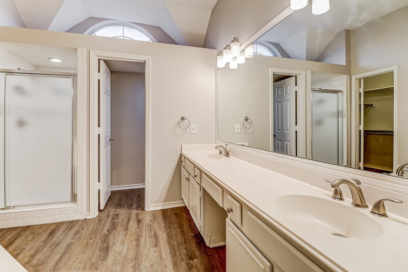 2,550/Mo, 728 Regalwood Dr Desoto, TX 75115 Main Bathroom View