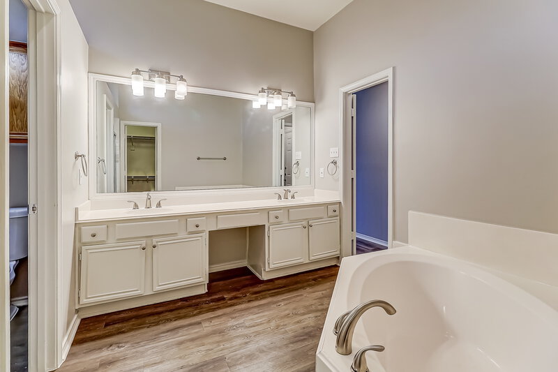 2,550/Mo, 728 Regalwood Dr Desoto, TX 75115 Main Bathroom View 2