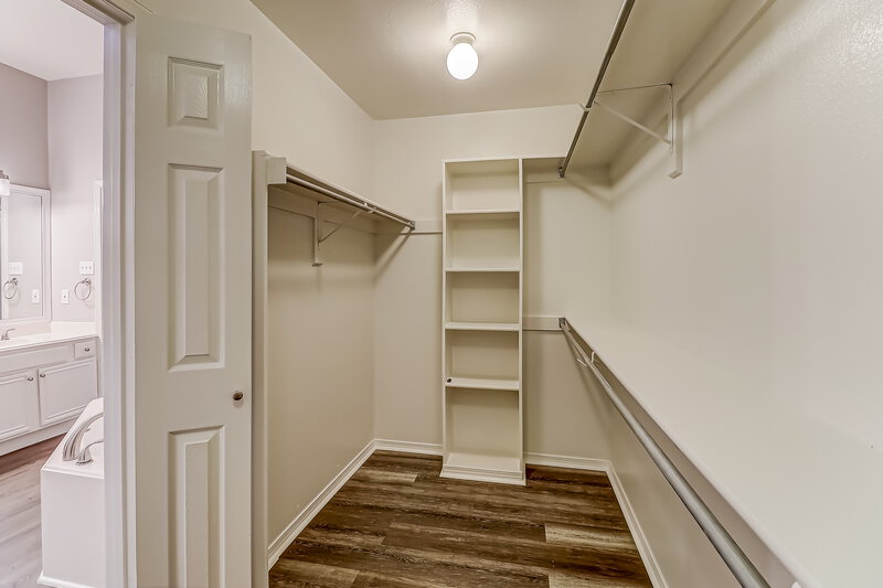2,550/Mo, 728 Regalwood Dr Desoto, TX 75115 Walk In Closet View