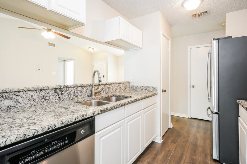 2,025/Mo, 1517 Caplin Dr Arlington, TX 76018 Kitchen View