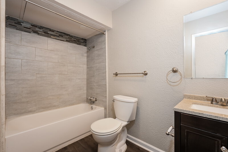1,925/Mo, 9326 Sophora Dr Dallas, TX 75249 Main Bathroom View