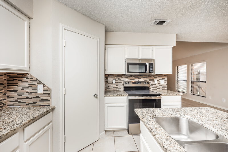 1,930/Mo, 914 S Ballard Ave Wylie, TX 75098 Kitchen View 3