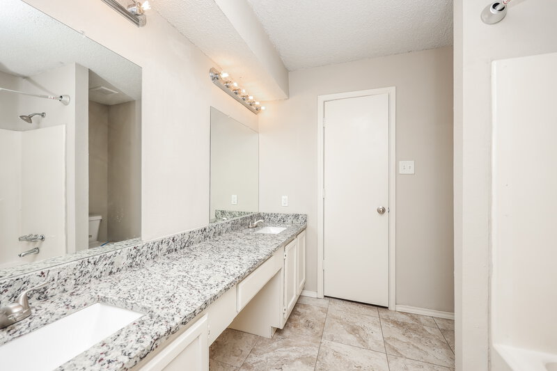 1,930/Mo, 914 S Ballard Ave Wylie, TX 75098 Main Bathroom View