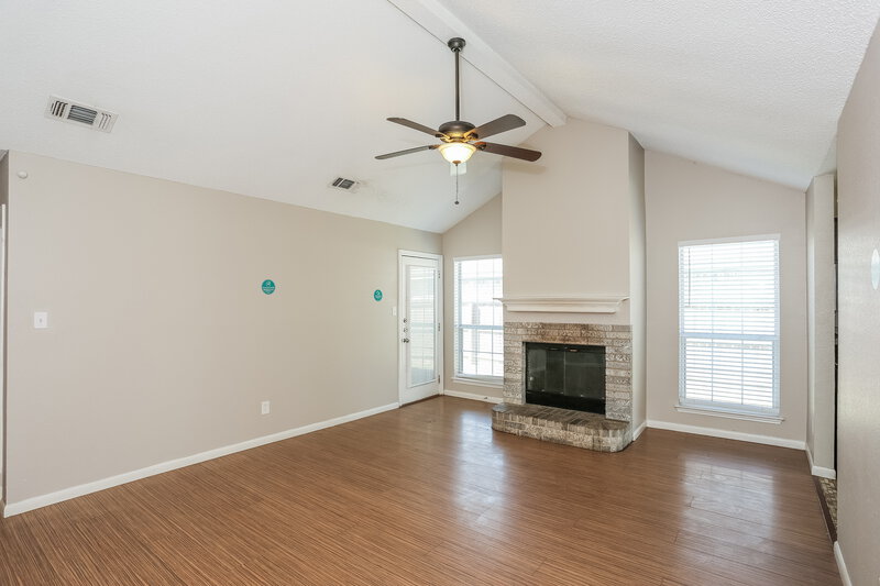2,120/Mo, 6406 Brookglen Dr Arlington, TX 76018 Living Room View