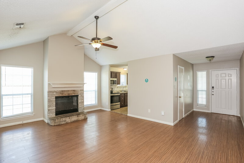 2,120/Mo, 6406 Brookglen Dr Arlington, TX 76018 Living Room View 2