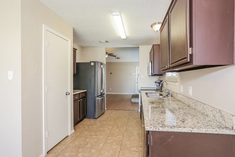 2,120/Mo, 6406 Brookglen Dr Arlington, TX 76018 Kitchen View 2