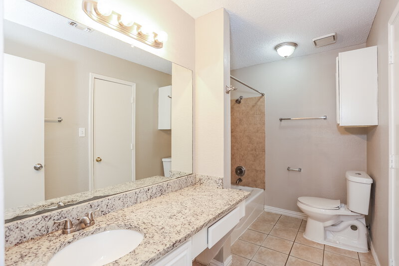 2,120/Mo, 6406 Brookglen Dr Arlington, TX 76018 Main Bathroom View