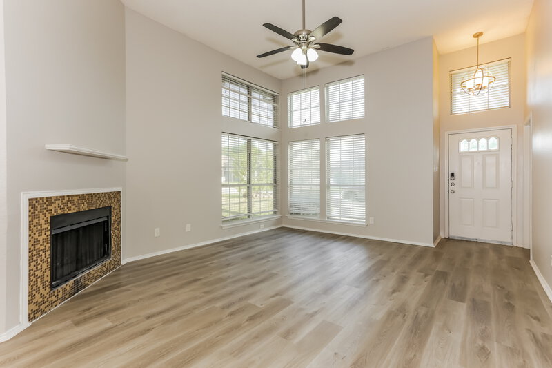 2,355/Mo, 6604 Silver Spruce Dr Arlington, TX 76001 Living Room View