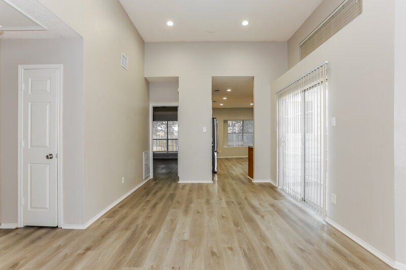 2,355/Mo, 6604 Silver Spruce Dr Arlington, TX 76001 Living Room View 2
