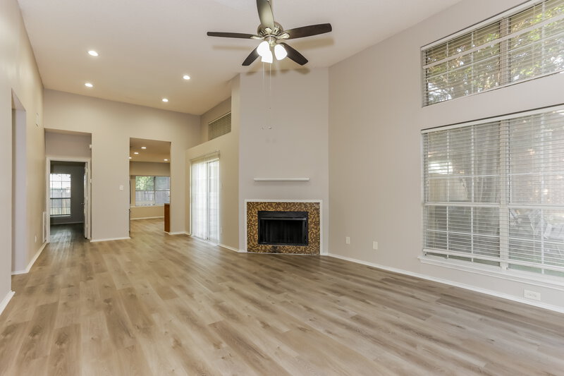 2,355/Mo, 6604 Silver Spruce Dr Arlington, TX 76001 Living Room View 3