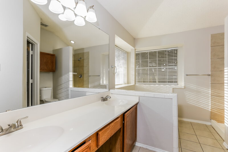 2,355/Mo, 6604 Silver Spruce Dr Arlington, TX 76001 Main Bathroom View