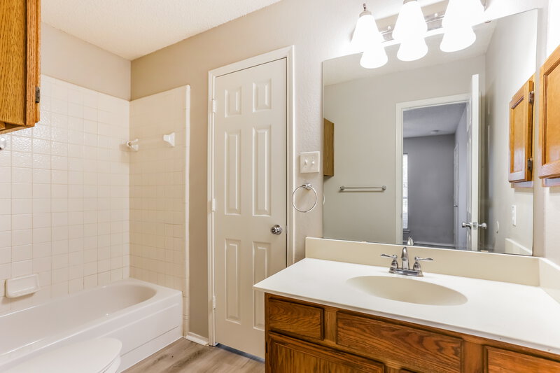 2,355/Mo, 6604 Silver Spruce Dr Arlington, TX 76001 Bathroom View