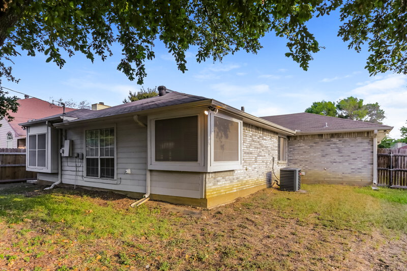 2,355/Mo, 6604 Silver Spruce Dr Arlington, TX 76001 Rear View
